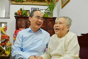 Đồng chí Nguyễn Thiện Nhân thăm hỏi mẹ Việt Nam Anh hùng Nguyễn Thị Sáng. Ảnh: VIỆT DŨNG