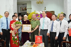 Trung tướng Lê Đông Phong, Giám đốc Công an TPHCM trao Huy hiệu 40 năm tuổi đảng cho đồng chí Dương Thị Minh. Ảnh: VIỆT DŨNG