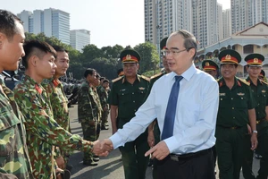 Bí thư Thành ủy TPHCM Nguyễn Thiện Nhân thăm, chúc Tết đơn vị quân đội, tòa án