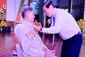 Đồng chí Nguyễn Thành Phong trao Huy hiệu 70 năm tuổi Đảng cho Đảng viên Quận Thủ Đức. Ảnh: KIỀU PHONG