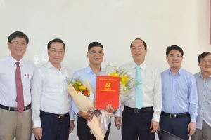 Đồng chí Phạm Kiều Hưng (đứng giữa, ôm hoa) được Ban Thường vụ Thành ủy TPHCM chỉ định tham gia Ban Chấp hành, Ban Thường vụ Đảng ủy Sở Y tế. Ảnh: NAM NGUYỄN 