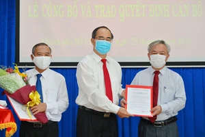Bí thư Thành ủy TPHCM Nguyễn Thiện Nhân trao quyết định nhân sự tại Nhà Bè
