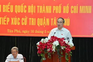 Bí thư Thành ủy TPHCM Nguyễn Thiện Nhân kiểm tra thực tế vi phạm xây dựng tại Bình Chánh