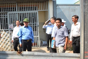 Đồng chí Nguyễn Thiện Nhân tìm hiểu việc xây dựng tại xã Vĩnh Lộc A, huyện Bình Chánh. Ảnh: VIỆT DŨNG