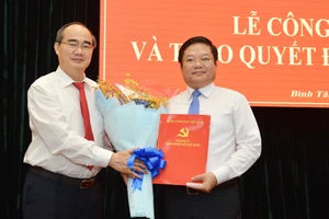 Bí thư TPHCM Nguyễn Thiện Nhân trao quyết định cho tân Bí thư Quận ủy Bình Tân