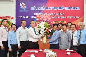 Bí thư Thành ủy TPHCM Nguyễn Thiện Nhân thăm, chúc mừng các cơ quan báo chí
