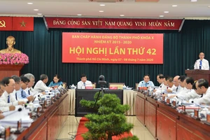 Bí thư Thành ủy TPHCM Nguyễn Thiện Nhân phát biểu tại Hội nghị Thành ủy lần thứ 42. Ảnh: VIỆT DŨNG