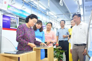 Khu vực mô phỏng không gian đọc sách trên phương tiện giao thông công cộng và giới thiệu tuyến metro Bến Thành - Suối Tiên. Ảnh: VĂN LỘC