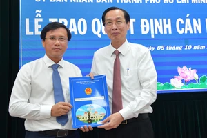 Phó Chủ tịch Thường trực UBND TPHCM Lê Thanh Liêm trao quyết định cho ông Nguyễn Minh Nhựt. Ảnh: VIỆT DŨNG