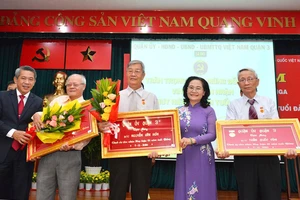 Chủ tịch HĐND TPHCM Nguyễn Thị Lệ trao Huy hiệu 60 năm tuổi Đảng cho các đảng viên. Ảnh: VIỆT DŨNG