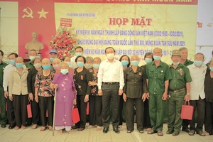 Đồng chí Nguyễn Văn Nên chụp ảnh lưu niệm cùng các đồng chí nguyên là cán bộ, chiến sĩ Đại đội 33, Trung đội nữ huyện Gò Dầu. Ảnh: KIỀU PHONG