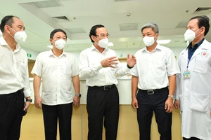 Bí thư Thành ủy TPHCM Nguyễn Văn Nên thăm Bệnh viện Hồi sức Covid-19