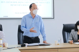 Phó Bí thư Thành ủy TPHCM Nguyễn Hồ Hải chỉ đạo UBND TPHCM và Sở Y tế TPHCM tiếp tục quan tâm gỡ vướng để BV Hồi sức Covid-19 hoạt động tốt nhất. Ảnh: KIỀU PHONG