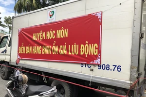 Một xe bán thực phẩm lưu động giá bình ổn của huyện Hóc Môn. Ảnh: TRẦN VĂN