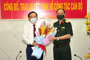 Bí thư Thành ủy TPHCM Nguyễn Văn Nên tặng hoa chúc mừng Trung tướng Nguyễn Văn Nam. Ảnh: HỮU TÂN