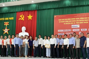 Các thành viên trong đoàn công tác chụp hình lưu niệm cùng lãnh đạo, đại diện một số cơ quan, đơn vị thuộc tỉnh Ninh Thuận. Ảnh: KIỀU PHONG