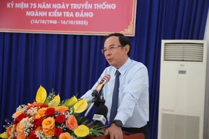 Bí thư Thành ủy TPHCM Nguyễn Văn Nên phát biểu tại buổi họp mặt. Ảnh: KIỀU PHONG