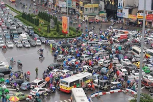 Kẹt xe tại nút giao thông Ô Chợ Dừa-Xã Đàn (Hà Nội)