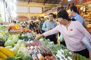 Bà Thi Thị Tuyết Nhung, Trưởng Ban Văn hóa - Xã hội, HĐND TPHCM kiểm tra an toàn thực phẩm tại chợ Bến Thành