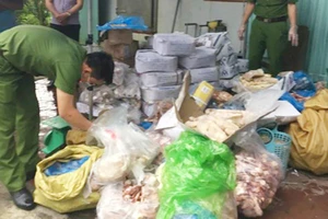 Lực lượng chức năng bắt quả tang thực phẩm "bẩn" tại một cơ sở đông lạnh