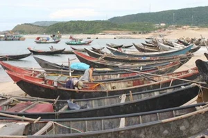 Nhiều tàu thuyền của ngư dân xã Kỳ Lợi, thị xã Kỳ Anh, tỉnh Hà Tĩnh phải nằm bờ khi xảy ra sự cố ô nhiễm môi trường biển do Formosa gây ra. Ảnh: Dương Quang