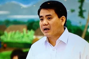 Chủ tịch UBND TP Hà Nội Nguyễn Đức Chung phát biểu tại phiên chất vấn sáng 16-8