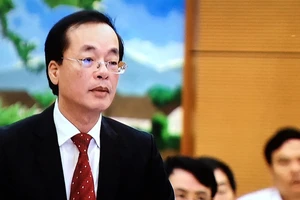 Bộ trưởng Phạm Hồng Hà trả lừoi chất vấn tại phiên họp