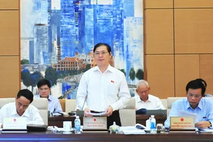Chủ nhiệm Ủy ban Khoa học, Công nghệ và Môi trường Phan Xuân Dũng báo cáo thẩm tra sơ bộ dự án Luật