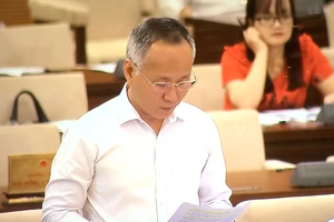 Thứ trưởng Bộ Công Thương Trần Quốc Khánh báo cáo tại phiên họp 