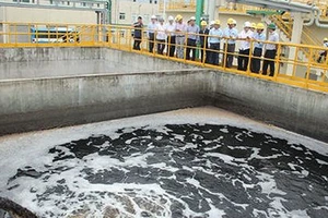 Đoàn công tác Bộ TNMT kiểm tra bể xử lý nước thải của Formosa 