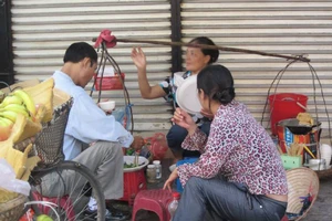 Tình trạng lấn chiếm vỉa hè để kinh doanh khá phổ biến tại Hà Nội. Ảnh: TRUNG THU