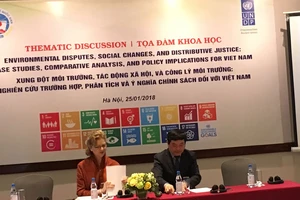 Giám đốc Quốc gia của UNDP tại Việt Nam, bà Caitlin Wiesen và Giáo sư Trần Thọ Đạt, Hiệu trưởng trường Đại học Kinh tế Quốc dân chủ trì Toạ đàm 