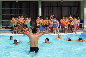  Dự thảo Luật đã bổ sung quy định trách nhiệm của nhà trường trong việc khuyến khích, tạo điều kiện thuận lợi để phát triển môn bơi. Trong ảnh: Dạy bơi tại trường Tiểu học Nguyễn Bỉnh Khiêm, quận 1, TPHCM. Ảnh: TL