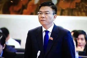 Bộ trưởng Lê Thành Long trả lời chất vấn. Ảnh: VGP