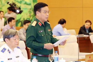 Thượng tướng Lê Chiêm, Thứ trưởng Bộ Quốc phòng phát biểu tại phiên họp. Ảnh: TTXVN