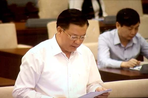 Bộ trưởng Bộ Tài chính Đinh Tiến Dũng trình bày báo cáo tại phiên họp 