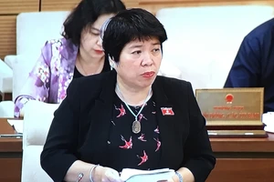 Chủ nhiệm Uỷ ban Về các vấn đề xã hội Nguyễn Thúy Anh trình bày báo cáo thẩm tra