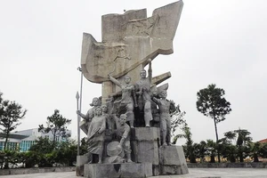 Tượng đài Xô Viết Nghệ Tĩnh đặt ở ngã ba thị trấn Nghèn, huyện Can Lộc (Hà Tĩnh) bị hư hỏng, xuống cấp nghiêm trọng sau khi khánh thành chưa lâu