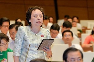 ĐB Phạm Khánh Phong Lan phát biểu tại hội trường 