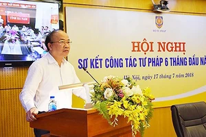 Thứ trưởng Bộ Tư pháp Phan Chí Hiếu báo cáo tại hội nghị 