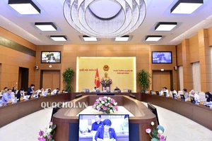 Chủ tịch Quốc hội Nguyễn Thị Kim Ngân ký chứng thực 3 nghị quyết mới của UBTVQH ​