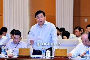 Bộ trưởng Bộ Kế hoạch và Đầu tư Nguyễn Chí Dũng trình bày Báo cáo trước UBTVQH