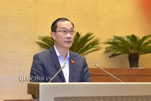 Ông Vũ Hồng Thanh, Chủ nhiệm Ủy ban Kinh tế của Quốc hội thay mặt Ủy ban Thường vụ Quốc hội (UBTVQH) trình bày Báo cáo giải trình, tiếp thu dự thảo Luật