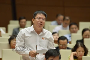 ĐB Nguyễn Văn Hiển (Lâm Đồng) phát biểu tại phiên họp sáng ngày 19-11