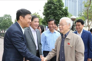 Tổng bí thư, Chủ tịch nước Nguyễn Phú Trọng với cử tri Hà Nội sáng nay, 24-11. ẢNh: TTXVN