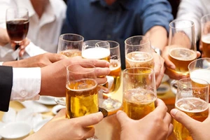 Trong khi cấm dùng rượu, bia dưới 15 độ cồn làm giải thưởng; khuyến mại rượu, bia dưới 15 độ cồn trực tiếp đến người tiêu dùng, thì dự thảo Luật lại cho phép khuyến mại rượu bia đối với cả người dưới 18 tuổi trong “các lễ hội ẩm thực”