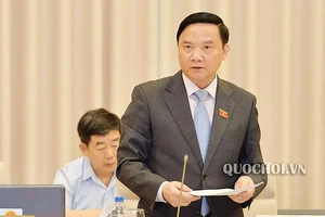 Chủ nhiệm Ủy ban Pháp luật Nguyễn Khắc Định trình bày báo cáo tại phiên họp. Ảnh: quochoi