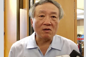Chánh án Tòa án Nhân dân Tối cao Nguyễn Hòa Bình trả lời báo chí bên hành lang Quốc hội