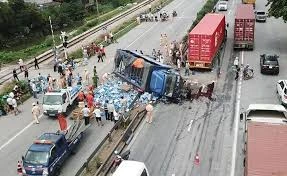 Hiện trường một vụ tai nạn giao thông xảy ra trong ngày 23-7 tại huyện Kim Thành, Hải Dương