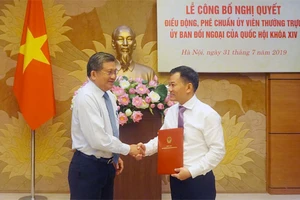 Chủ nhiệm Ủy ban Đối ngoại Nguyễn Văn Giàu chúc mừng Ủy viên Thường trực Đôn Tuấn Phong về công tác tại Ủy ban Đối ngoại